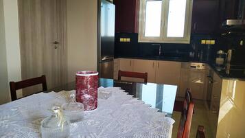 Villa, 4 Bedrooms | In-room dining