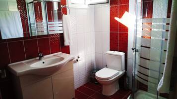 Villa, 4 Bedrooms | Bathroom | Towels, soap, toilet paper