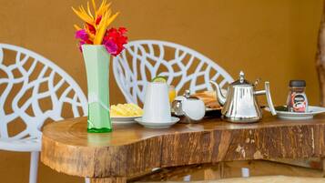 Free daily English breakfast