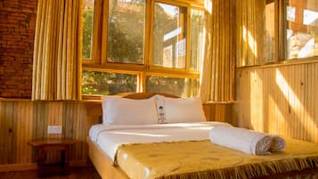 Basic Room | Desk, laptop workspace, iron/ironing board, free WiFi