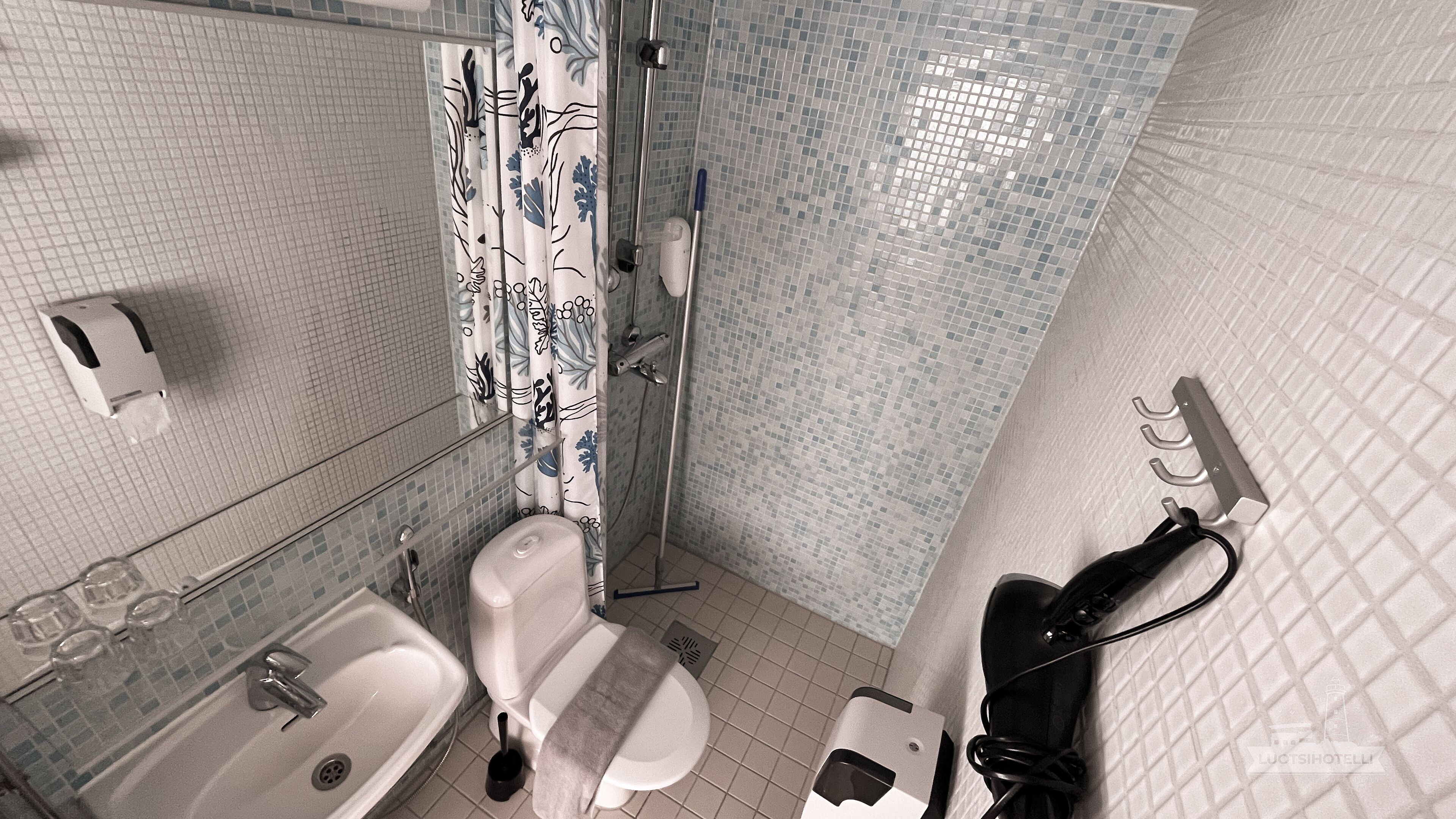 superior room, sea view | bathroom | shower, hair dryer, towels, soap