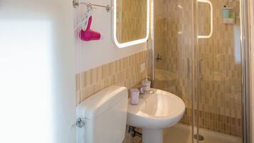 Habitación, 1 habitación, fumadores, patio | Baño | Ducha y bañera combinadas, secador de pelo y toallas