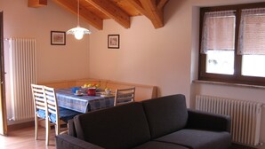 アパートメント 2 ベッドルーム 喫煙可 バルコニー | リビング エリア