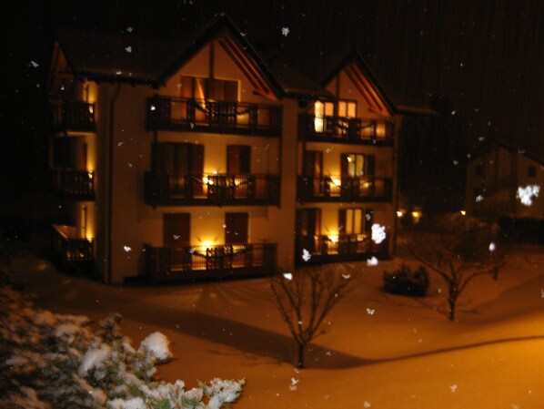 Apartment, 2 Bedrooms, Smoking, Balcony | Garden