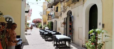 تناول الطعام بالخارج