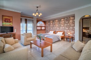 Suite (Sokratis) | Zona de estar | Una televisión de pantalla plana