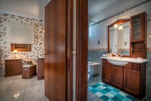 Suite (Sokratis) | Bathroom | Free toiletries, hair dryer, towels, toilet paper - Mavrias Complex (Zakynthos)