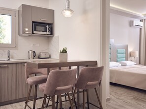 Apartamento luxo, 2 quartos | Escrivaninha, quartos à prova de som, ferros/tábuas de passar roupa
