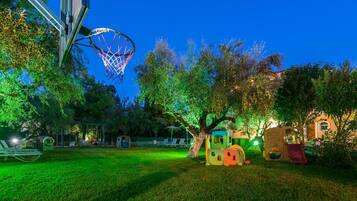 Área de juegos infantiles al aire libre