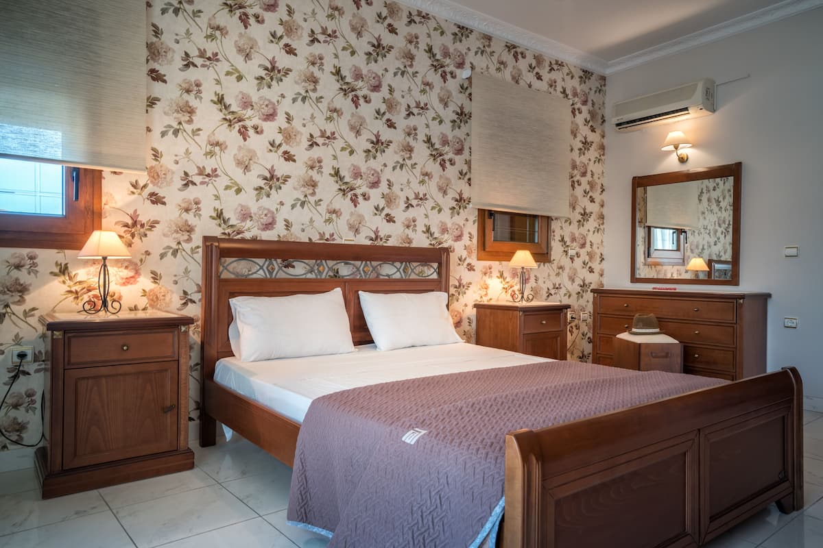 Suite (Sokratis) | 2 bedrooms, desk, soundproofing, iron/ironing board