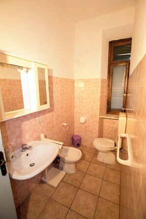Apartment, 2 Bedrooms, Accessible, Smoking | Bathroom