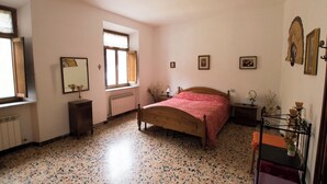2 bedrooms, iron/ironing board, bed sheets - Rustic Tuscan Apartment (Massa Marittima)