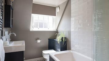Combined shower/bathtub, hair dryer, towels, soap