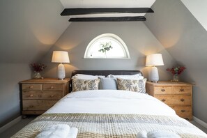 2 bedrooms, iron/ironing board, travel cot, free WiFi