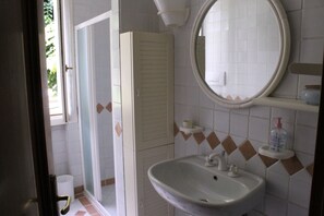Ferienhaus, 3 Schlafzimmer, Raucher, Balkon | Badezimmer | Duschwanne, Handtücher