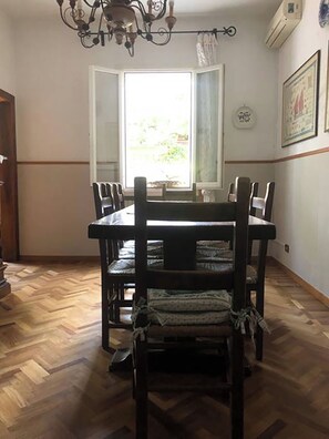 House, 3 Bedrooms, Smoking, Balcony | Dining