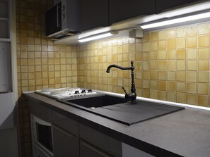 Fridge, microwave, oven, stovetop - Studio for 4 in Port Camargue with terrace (Port Camargue)