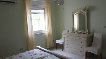 1 bedroom, iron/ironing board, travel cot