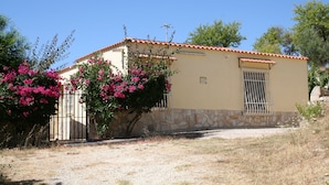 Un edificio a un piano con fondamenta in pietra e tetto in tegole.