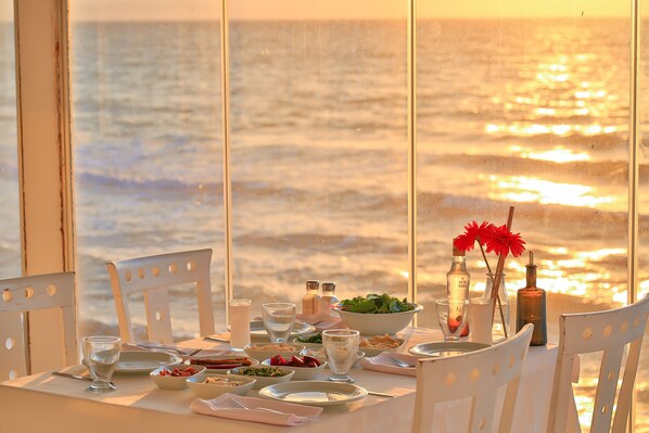 Frokost med lokale retter er inkludert hver dag