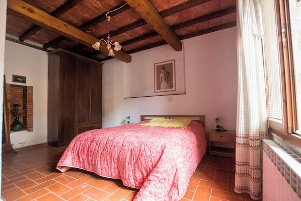 3 chambres, fer et planche à repasser, literie fournie