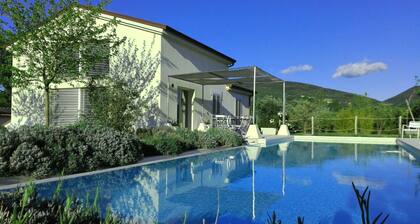 Hillside Villa With Swimming Pool and Jacuzzi - Frasassi Caves