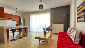 Leilighet, 2 soverom | Oppholdsrom | Flatskjerm-TV