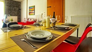 Apartment, 2 Schlafzimmer | Essbereich im Zimmer