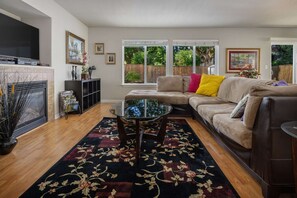 Living area - Dundee Gem, Bright Open Layout, Fenced Backyrd, Walk to Wineries, Food,  Park w/ Tennis & Playground (Dundee)