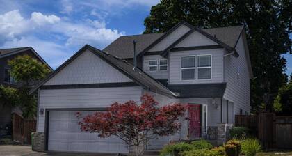 Dundee Gem, Bright Open Layout, Fenced Backyrd, Walk to Wineries, Food,  Park w/ Tennis & Playground