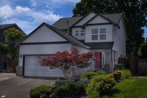 Exterior - Dundee Gem, Bright Open Layout, Fenced Backyrd, Walk to Wineries, Food,  Park w/ Tennis & Playground (Dundee)