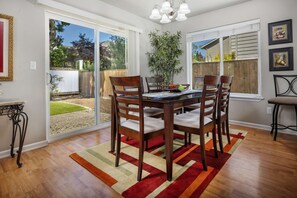 Dining - Dundee Gem, Bright Open Layout, Fenced Backyrd, Walk to Wineries, Food,  Park w/ Tennis & Playground (Dundee)