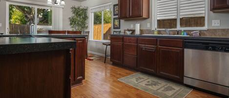 Réfrigérateur, micro-ondes, lave-vaisselle, machine à expresso