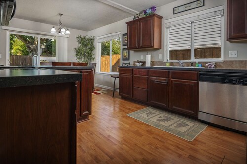 Dundee Gem, Bright Open Layout, Fenced Backyrd, Walk to Wineries, Food,  Park w/ Tennis & Playground