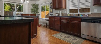 Dundee Gem, Bright Open Layout, Fenced Backyrd, Walk to Wineries, Food,  Park w/ Tennis & Playground