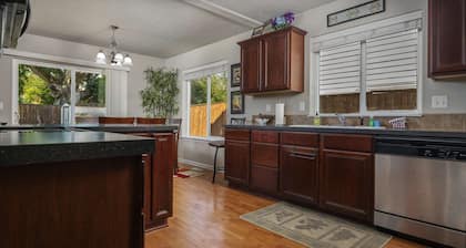 Dundee Gem, Bright Open Layout, Fenced Backyrd, Walk to Wineries, Food, Park w/ Tennis & Playground
