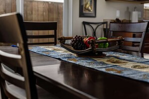 Dining - Dundee Gem, Bright Open Layout, Fenced Backyrd, Walk to Wineries, Food,  Park w/ Tennis & Playground (Dundee)