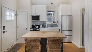 Réfrigérateur, micro-ondes, lave-vaisselle, cafetiÚre/bouilloire