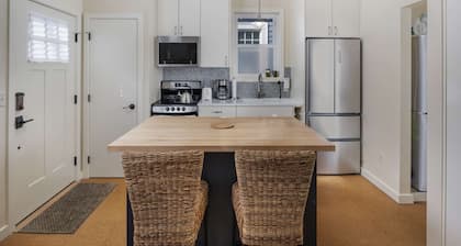 Immaculate Detached Cottage - Walk to MAX, Drinks, Dining, 3 Miles to Dwntwn, Full Kitchen & BBQ