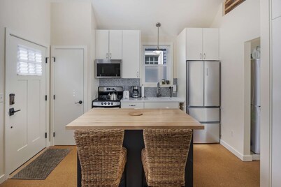 Immaculate Detached Cottage - Walk to MAX, Drinks, Dining, 3 Miles to Dwntwn, Full Kitchen & BBQ