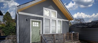Immaculate Detached Cottage - Walk to MAX, Drinks, Dining, 3 Miles to Dwntwn, Full Kitchen & BBQ