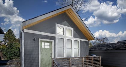 Immaculate Detached Cottage - Walk to MAX, Drinks, Dining, 3 Miles to Dwntwn, Full Kitchen & BBQ