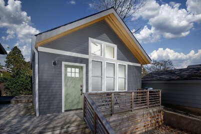 Immaculate Detached Cottage - Walk to MAX, Drinks, Dining, 3 Miles to Dwntwn, Full Kitchen & BBQ