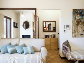 TV - Cosy apartment for 4 people with A/C, pool, WIFI, TV, terrace and pets allowed (Sperlonga)