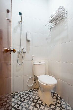 Deluxe Double Room | Bathroom | Shower, towels - OYO 2354 3 Point Residence (Surabaya)