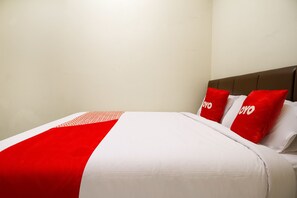 Standard Double Room | Free WiFi, bed sheets - OYO 2354 3 Point Residence (Surabaya)