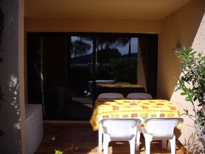 Outdoor dining - 2 room apartment GIGARO sector with sea view (La Croix-Valmer)