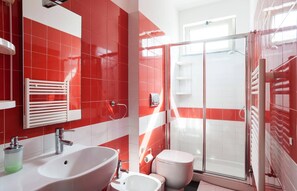 Apartamento, 1 habitación, balcón, vistas al jardín | Baño | Secador de pelo, champú y papel higiénico