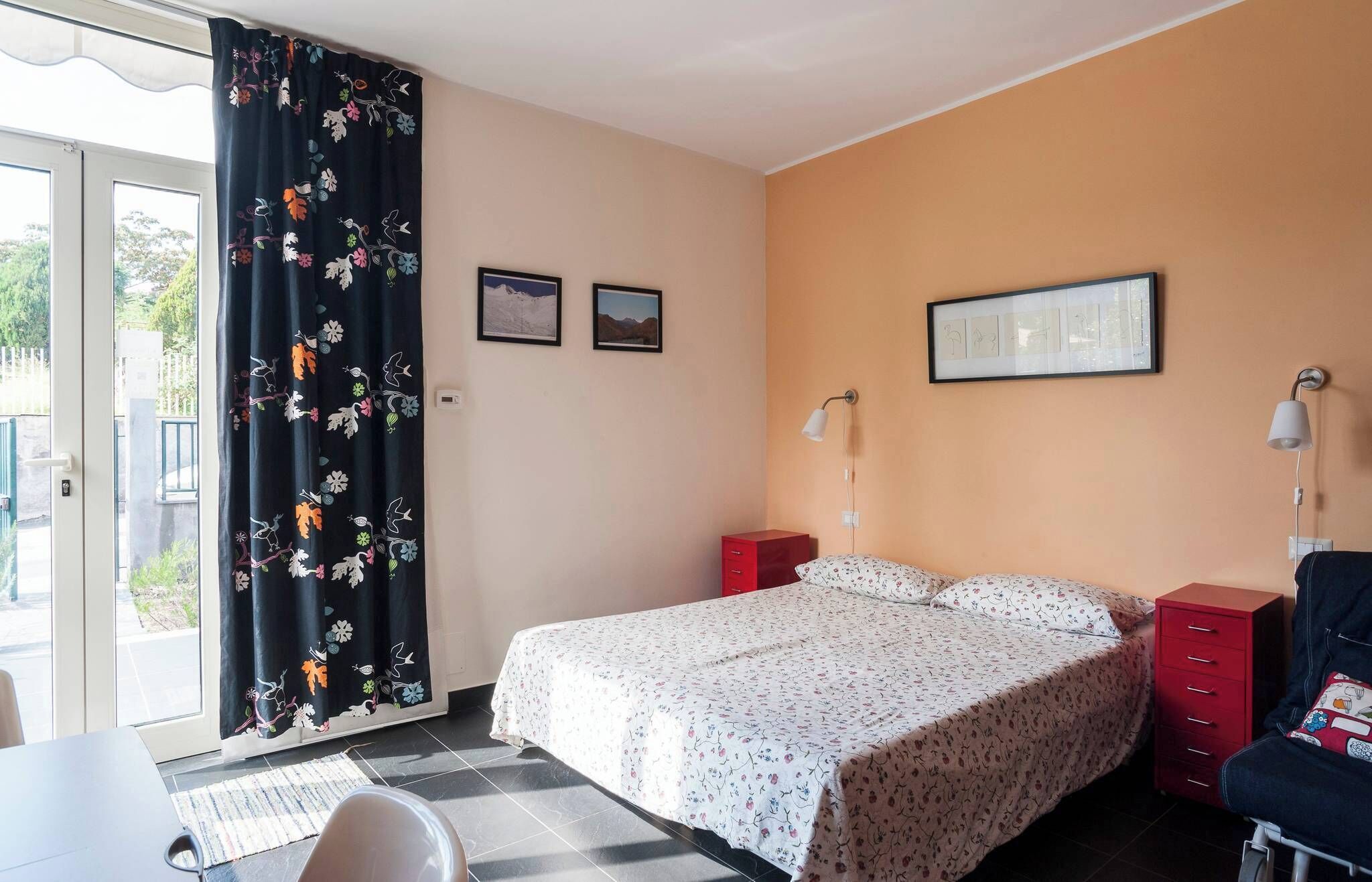 1 bedroom, travel crib