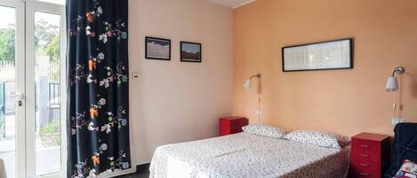 1 bedroom, travel crib
